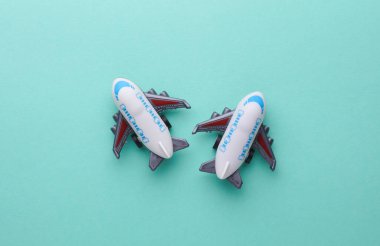 Oyuncak uçak modeli. Seyahat konsepti. Düz yatıyordu