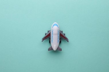 Oyuncak uçak modeli. Seyahat konsepti. Düz yatıyordu