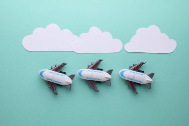 Oyuncak uçak modeli. Seyahat konsepti. Düz yatıyordu