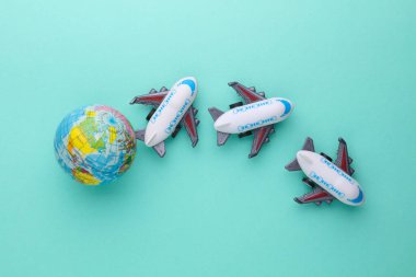 Oyuncak uçak modeli. Seyahat konsepti. Düz yatıyordu