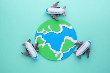 Oyuncak uçak modeli. Seyahat konsepti. Düz yatıyordu