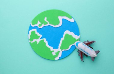 Oyuncak uçak modeli. Seyahat konsepti. Düz yatıyordu