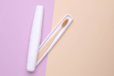 Diş fırçalı beyaz plastik çanta.