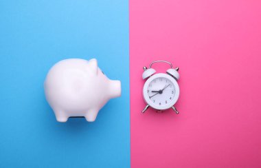 Alarmlı seramik beyaz domuz kumbarası. İş konsepti. Kavramsal fotoğraf. Üst Manzara. Düz yatıyordu