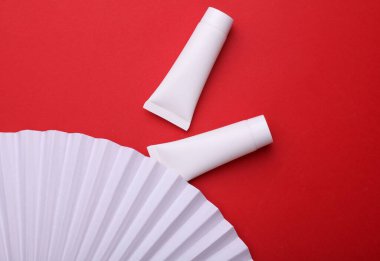 Yaratıcı üst düzey vitrin, vantilatörlü krema tüpleri. Güzellik konsepti