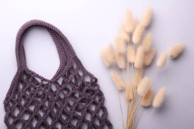 Gri bir arka planda eko ip torbası. Yukarıdan görüntüle