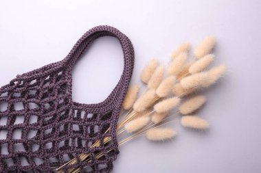 Gri bir arka planda eko ip torbası. Yukarıdan görüntüle