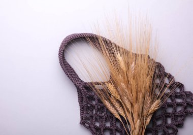 Gri bir arka planda eko ip torbası. Yukarıdan görüntüle