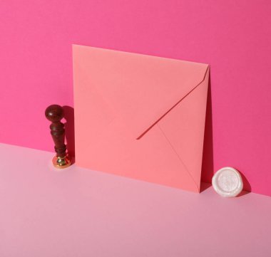 Mühürlü balmumu ve zarflı klasik pul. Yaratıcı düzen. Bir düğüne ya da başka bir kutlamaya davetiye