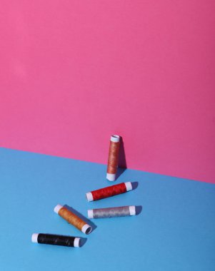 Dikiş dikmek için iplik derileri. Yaratıcı yerleşim