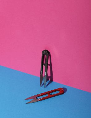 Mavi pembe arka planda terzi makası dikiyorum.