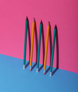 Mavi pembe arka planda kırtasiye kalemleri