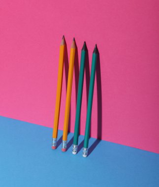 Mavi pembe arka planda kırtasiye kalemleri