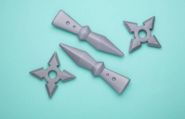 Çocuklar plastik oyuncak ninja silahı mavi arka planda. Üst görünüm