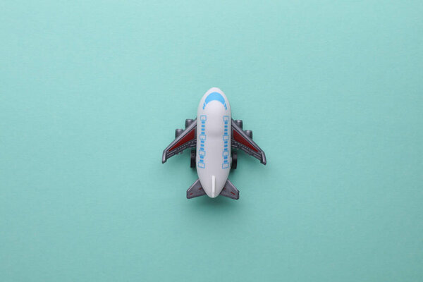 Модель игрушечного самолета. Концепция путешествия. Плоский лежал