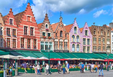 Bruges, Belçika - 7 Eylül 2018: Market Meydanı 'nda kahveli medeeval evler