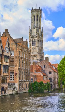 Bruges, Belçika, arka planda Berlfry ortaçağ çan kulesi olan kanalın ortaçağ mimarisi.