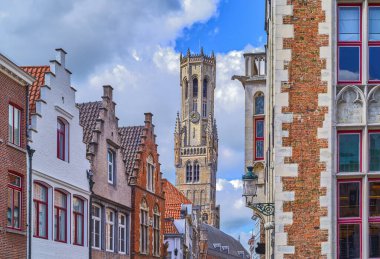 Bruges, Belçika, arka planında Berlfry Ortaçağ çan kulesi olan eski kasabanın mimarisi.