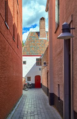 Bruges, Belçika, geleneksel evi olan eski şehrin bir sokağı.