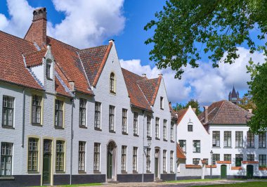 Bruges, Belçika, Beguinage (Begijnhof) manastırının avlusundaki beyaz evler