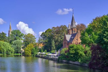 Bruges, Belçika, Minnewater Gölü 'nün panoramik manzarası (aşk gölü) ortaçağ mimarisi