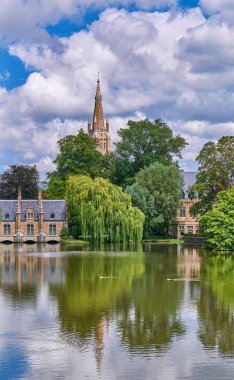 Bruges, Belçika, Minnewater Gölü 'nün panoramik manzarası (aşk gölü) ortaçağ mimarisi