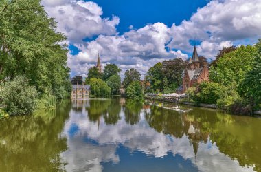 Bruges, Belçika, Minnewater Gölü 'nün panoramik manzarası (aşk gölü) ortaçağ mimarisi