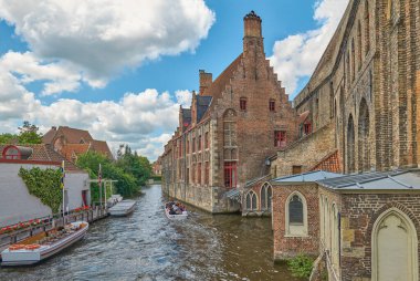 Bruges, Belçika - 21 Temmuz 2020: St. John Hastanesi 'ne giden turistlerle dolu bir tekne