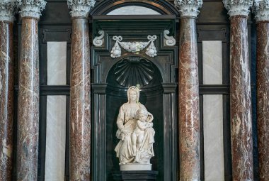 Bruges, Belçika - 20 Temmuz 2020: The Madonna of Bruges Yazan Michelangelo Buonarroti