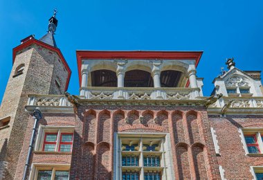 Bruges, Belçika. Leydimizin Kilisesi 'nin avlusundaki Cruuthusemuseum Sarayı' nın yukarıdan görünüşü.