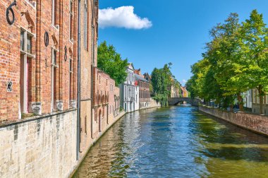 Bruges, Belçika, eski kasabanın kanalında geleneksel evler.
