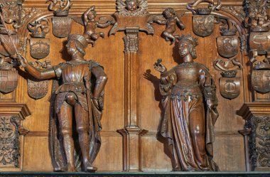Bruges, Belçika - 19 Temmuz 2020: İmparator ailesinin ahşap heykeli Adalet Sarayı Meclis Salonu 'nda