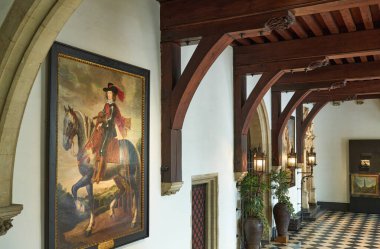 Bruges, Belçika - 19 Temmuz 2020: Belediye binasının girişinde tablolar