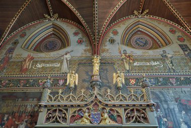 Bruges, Belçika - 19 Temmuz 2020: Belediyenin Gotik iç mekanları