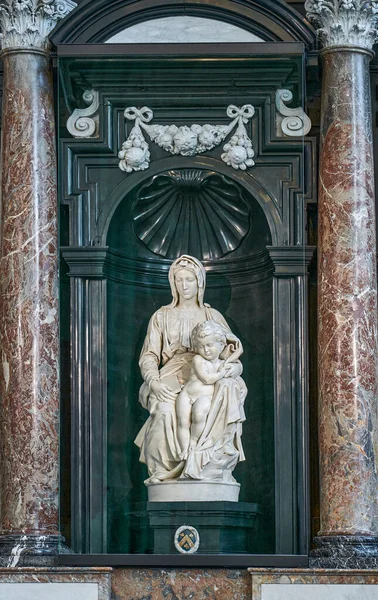Bruges Belgium 2020 Július Michelangelo Buonarroti Bruges Madonnája Szűzanya Templomban — Stock Fotó