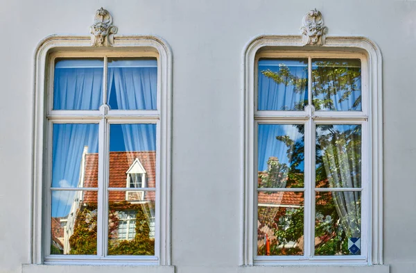 Bruges Bélgica Reflexões Sobre Janelas Uma Casa Cidade Velha — Fotografia de Stock