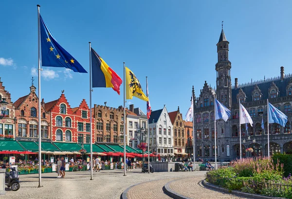 Brugge België September 2018 Medeievalshuizen Met Koffie Restaurants Het Marktplein — Stockfoto