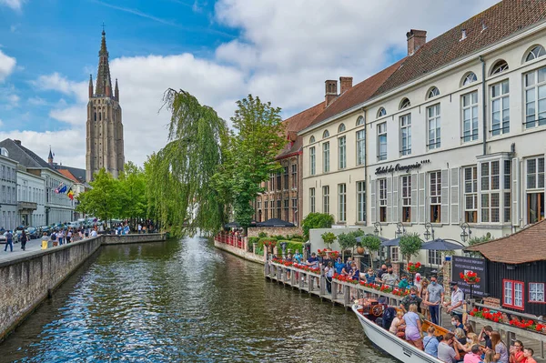 Brugge België Juli 2020 Toeristen Oude Stad Langs Het Kanaal — Stockfoto