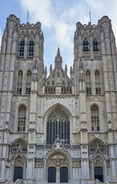 ブリュッセル ビギウム 聖ミカエルとグドゥール大聖堂の鐘楼の印象的なファサード — ストック写真