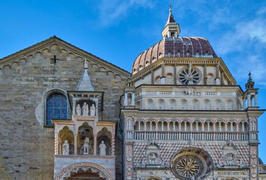 Bergamo, İtalya, Santa Maria Maggiore bazilkası (solda) ve Colleoni şapelinin üst cephesi.