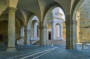 İtalya, Bergamo, arka plandaki Katedral meydanında Mantık Sarayı 'nın girişi.