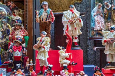 Napoli, İtalya - 28 Mart 2019: San Gregorio Armeno caddesindeki beşik ve çeşitli muskalar için tipik bir heykel dükkânı