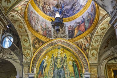 Napoli, İtalya - 28 Mart 2019: San Gennaro Katedrali olarak da bilinen Santa Maria Assunta Katedrali 'nin içindeki kutsal sanat