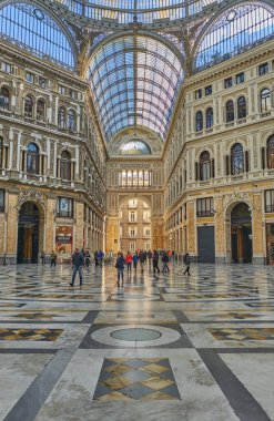 Napoli, İtalya - 27 Aralık 2018: Umberto I galerisindeki insanlar