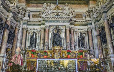 Napoli, İtalya - 28 Mart 2019: San Gennaro Katedrali olarak da bilinen Santa Maria Assunta Katedrali 'nin içindeki kutsal sanat