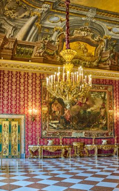 Napoli, İtalya - 29 Mart 2019: Kraliyet Sarayı 'nın ilk bekleme odası