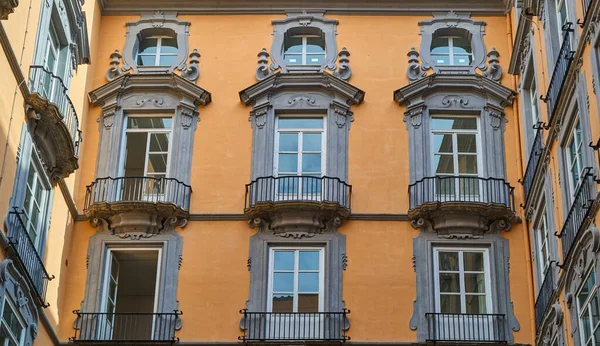 Napoli Włochy Okna Widokiem Dziedziniec Orientalnego Uniwersytetu — Zdjęcie stockowe