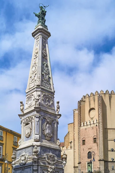 意大利那不勒斯 圣多梅尼科教堂的方尖碑和尖顶 — 图库照片