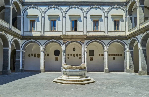 ナポリ イタリア 7月1 2019 マルティーノのチャーターハウスの小さな回廊 — ストック写真