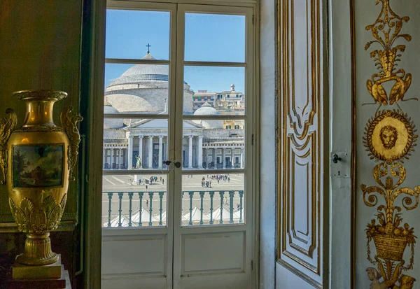 ナポリ イタリア 2019年3月29日 王宮の玉座ホールの窓から見えるプレビシト広場 — ストック写真